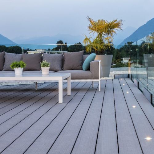 Nowoczesny i bezpieczny taras z desek kompozytowych