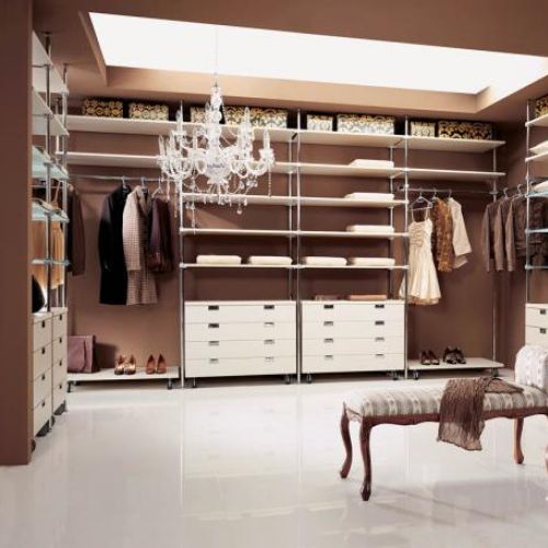 Tę garderobę zrobiono z chromowanych rurek, drążków i półek - szklanych i drewnianych. KOMANDOR