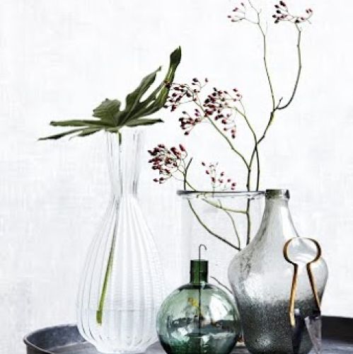 Tego typu flakon wręcz powinien unieść tylko jeden kwiatek. Skromnie, minimalistycznie, a jednak