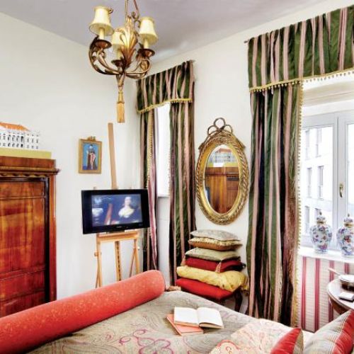 Telewizor na sztalugach wygląda jak obraz. Dzięki temu nie rzuca się w oczy w barokowej sypialni.