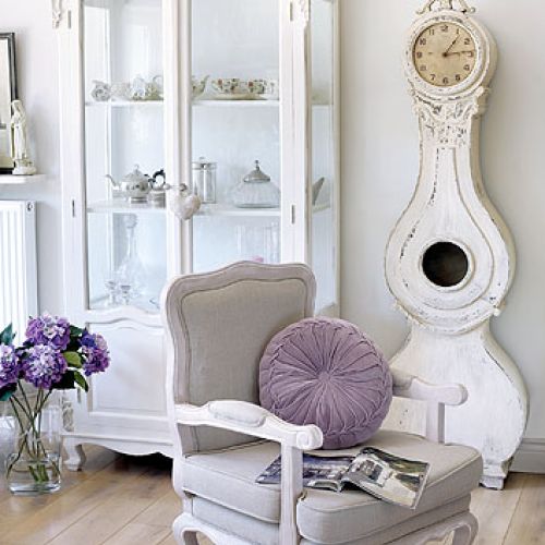 Ten dom ma wystrój kosmopolityczny, każdy przedmiot jest z paszportem i rodowodem: zegar i konsola z Belgii, lustro z