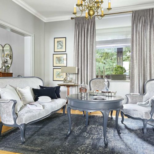 szary salon w stylu francuskim