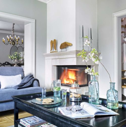 salon z kominkiem w stylu francuskim