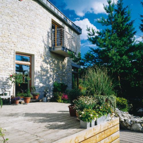 Teren obniża się od dzikiej strony ogrodu, dlatego taras został nieco podniesiony. To idealne miejsce