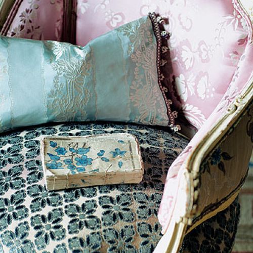 Tkaniny z The Royal Collection od Designers Guild. Jedwabie i cięte welury, za ok. 1000 zł metr. DECODORE