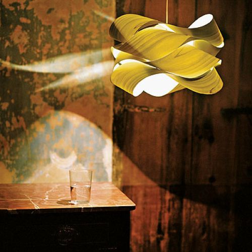 To abażur Link z drewnianego forniru, projekt: Ray Power. Cena od 1983 zł. KOMA