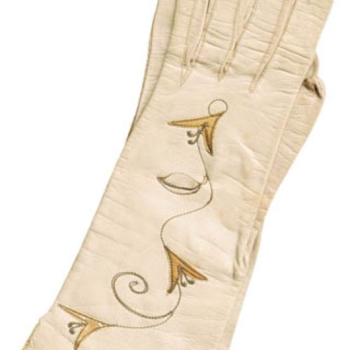 To jest modne ? przedłużone rękawiczki i płaszcz z rękawem trzy czwarte.