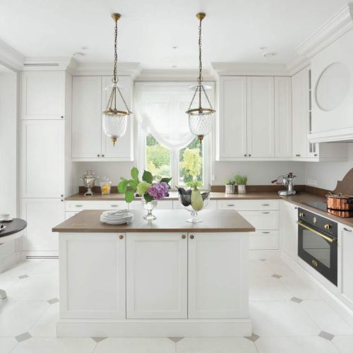 białe szafki kuchenne z drewnianym blatem