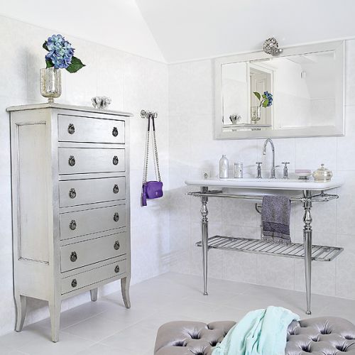 To prawdziwy salon kąpielowy z komodą, narożnikiem, pikowanym stołkiem i imponującym pomocnikiem na toaletowe drobiazgi.