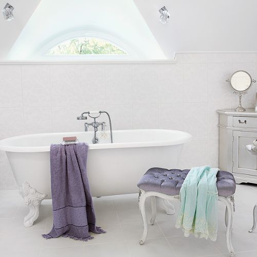 To prawdziwy salon kąpielowy z komodą, narożnikiem, pikowanym stołkiem i imponującym pomocnikiem na toaletowe drobiazgi.