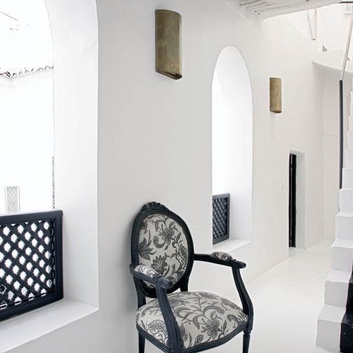 To typowy otwarty dom. Wokół patio jest krużganek.