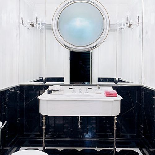 Toaleta dla gości została urządzona na zasadzie kontrastu - z czarnym marmurem i czarną posadzką.