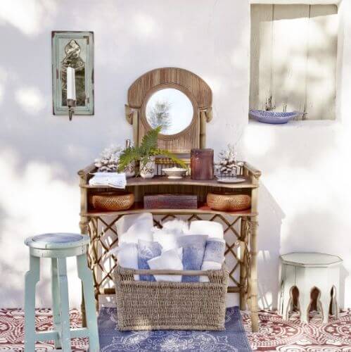 Toaletka z wikliny to propozycja od ZaraHome. Latem może być także ciekawym elementem dekoracyjnym tarasu.