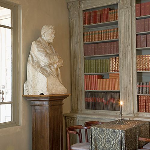 Tradycyjna biblioteka i rzeźba. Młyn jak pałac: rustykalna perełka