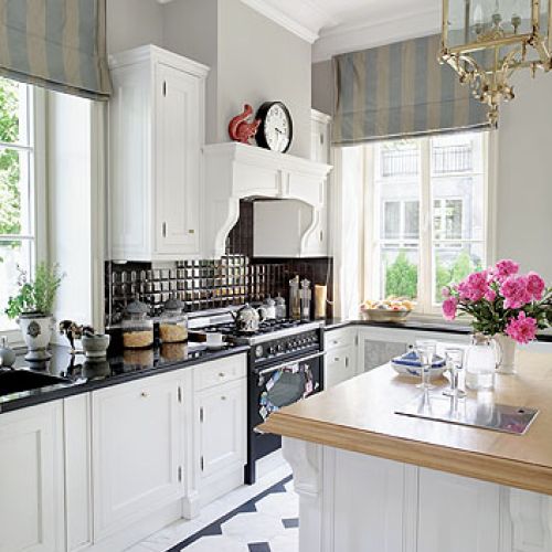 Tradycyjna kuchnia z pomysłowym trikiem. Za składanymi drzewiami wyglądającymi jak ściana szafek, ukryte są blat