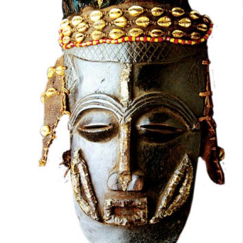 Tradycyjna maska afrykańska. Fot. East News