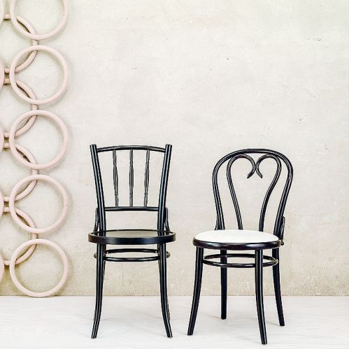 Zakręcone krzesła: gięte, modne i wygodne