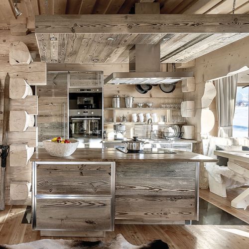 Tradycyjne góralskie budownictwo, takie z wełnianką między płazami - czyli drewnem pociętym na długie pasy.