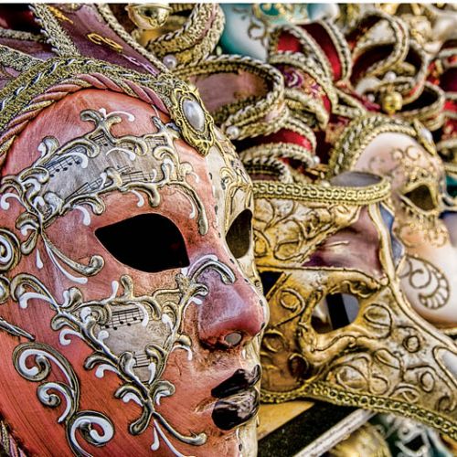 Tradycyjne karnawałowe maski weneckie. Fot. Medium