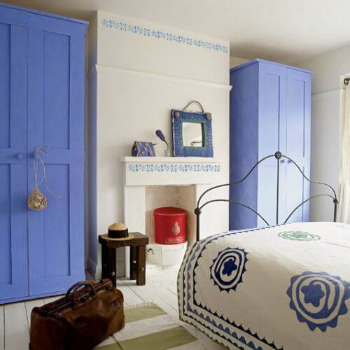 Tradycyjny portugalski motyw jak z płytek azulejos - niebieski na białym tle.