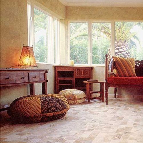 Trawertyn doskonale nadaje się na podłogę. Jest wyjątkowo trwały i odporny na uderzenia. RUSTICO