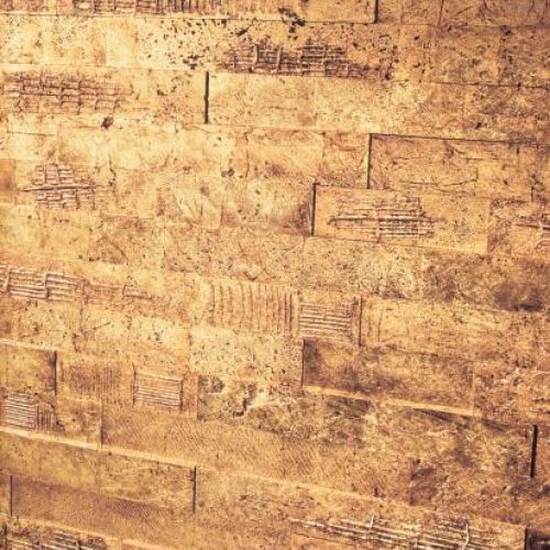 Trawertynowa płytka z nierówną fakturą została pokryta warstwą złota. YETI