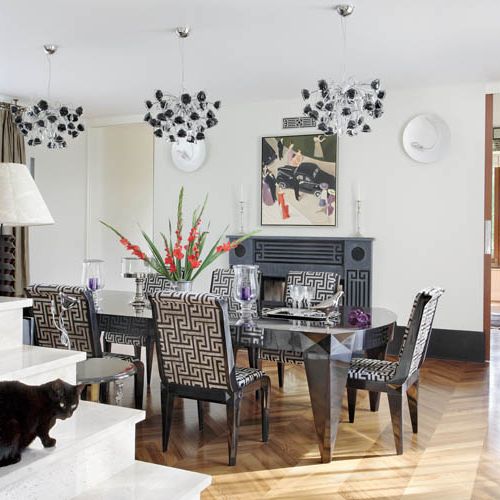 Troche to trwało, zanim Mirek Gara wymyślił stół podobny do kryształu. Pasuje idealnie do modernistycznego