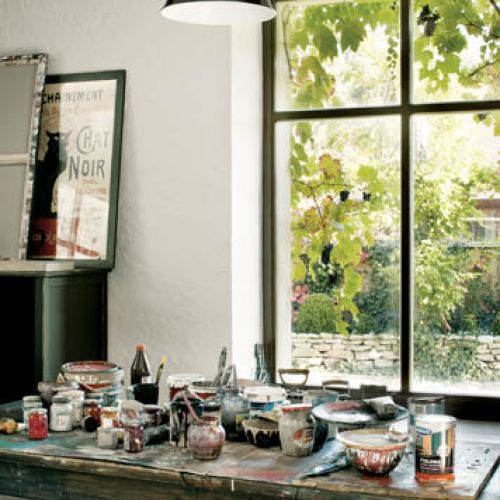 Tu powstają obrazy i grafiki. Na płótna dużych formatów Barbara przenosi mocno przetworzoną rzeczywistość.