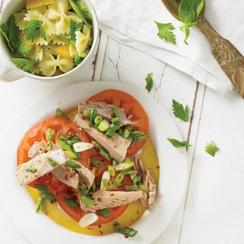 Tuńczyk na pomidorach. Nowalijki w stylu orientalnym