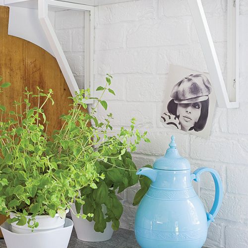 Turkusowe pojemniki i dzbanek ze sklepu PT .