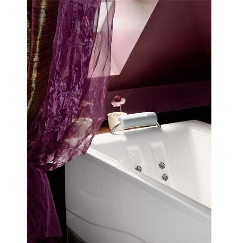 Tuż przy wannie wiszą zwiewne zasłonki.