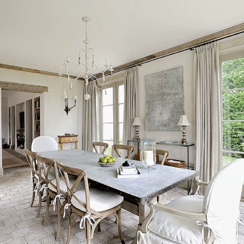 Tylko naturalne materiały: kamienna podłoga, lniane kotary, drewniane meble.