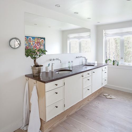 Tylko wielkie, wygodne łóżko, a przy nim stoliki nocne z charakterystycznymi czarnymi lampami Bourgie, które