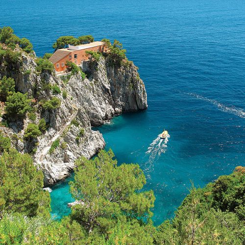 Tylko wizjoner architektury albo genialny amator mógł wpaść na pomysł takiego domu.