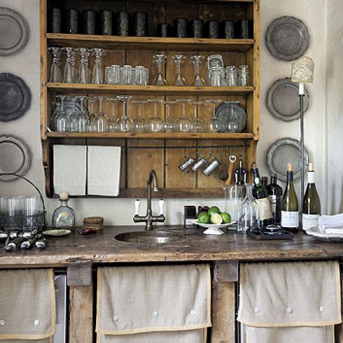 Typowe na południu Europy rozwiązanie: w szafkach lniane zaslony zamiast drewnianych drzwiczek.