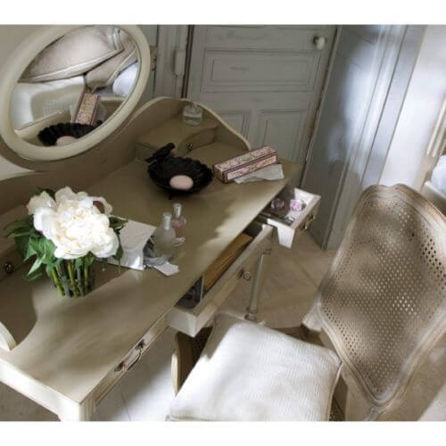 Typowo prowansalska toaletka, czyli coś dla romantyczek i marzycielek. Idealna do sypialni. Meble GRANGE, linia Provencal.