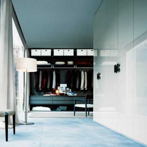 Ubik od firmy Poliform. Wykończenie - melamina w kolorze wenge. Cena - 3600 zł, moduł podstawowy. STUDIO FORMA 96