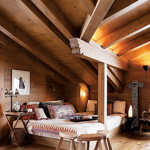 Ubrana we wzorzyste bawełny przywiezione z Azji. Obok łóżka postawił totem, prezent urodzinowy od przyjaciół - narciarzy.