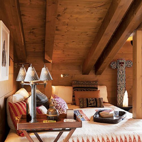 Ubrana we wzorzyste bawełny przywiezione z Azji. Obok łóżka postawił totem, prezent urodzinowy od przyjaciół - narciarzy.