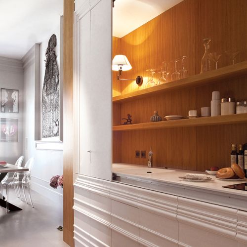 Ukryta w drewnianym kubiku zamykanym jak kredens. Od strony salonu ma wnekę na ksiażki. Zaprojektowała