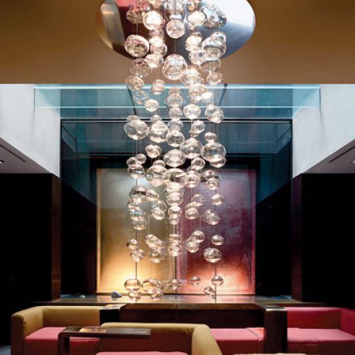 Ulatujące w górę bańki mydlane czy spadające krople deszczu? To kryształowa lampa Venezia. Wymyślił ją