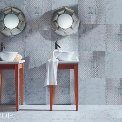 Ulubienice projektantów - proste białe umywalki na tle mozaiki Classic Marble. SICIS