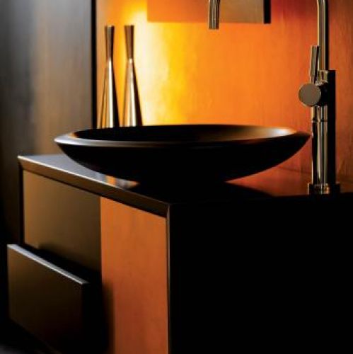Umywalka Rondo z kolekcji Concert hiszpańskiej firmy Pomd or w kolorze czarny welwet. Cena 2782 zł. OMNIRES