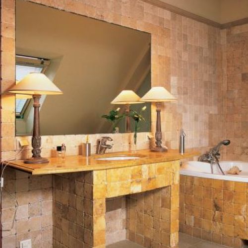 Umywalka została zamontowana w kamiennym blacie.