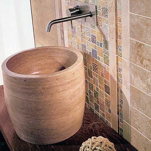 Umywalka zrobiona z jednego bloku trawertynu. Wysokość - 48 cm. Kolekcja Travertino Noce. Cena - 9500 zł. YETI