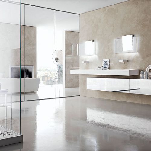 Umywalki, szafki, lustra i zrobiony z kompozytu brodzik z napisem. Aby się wyróżnić, zapłacimy za to 15 990 euro. aqua design