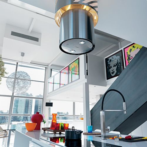 Nowoczesna kuchnia z okapem wyspowym.