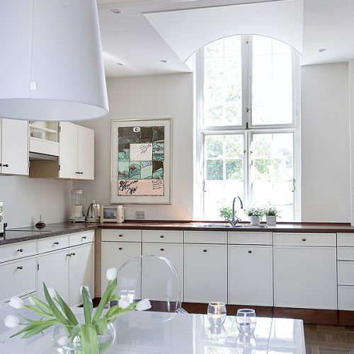 Urządzona na biało. Pałacowe wnętrze po skandynawsku