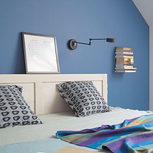 Urządzona prostymi meblami. Gospodyni przeczytała, że kolor niebieski działa kojąco, dlatego wybrała go do sypialni.