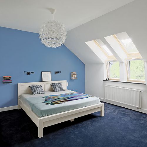 Urządzona prostymi meblami. Gospodyni przeczytała, że kolor niebieski działa kojąco, dlatego wybrała go do sypialni.